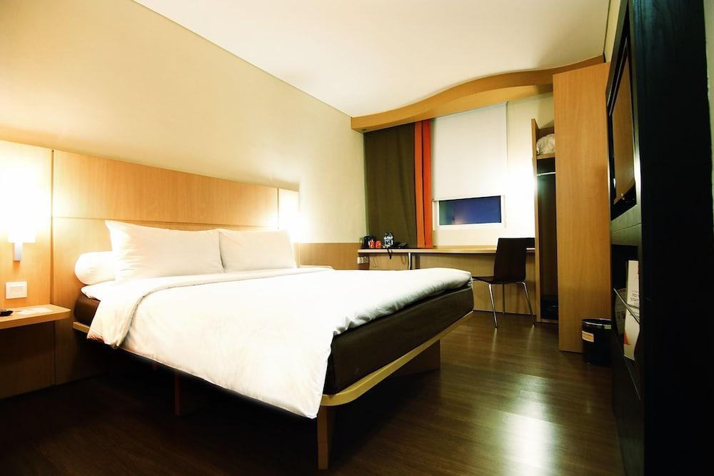 Ibis Surabaya City Center Buitenkant foto