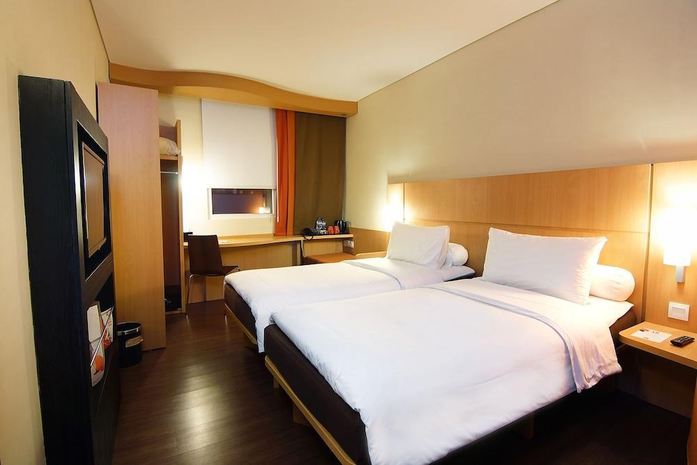 Ibis Surabaya City Center Buitenkant foto