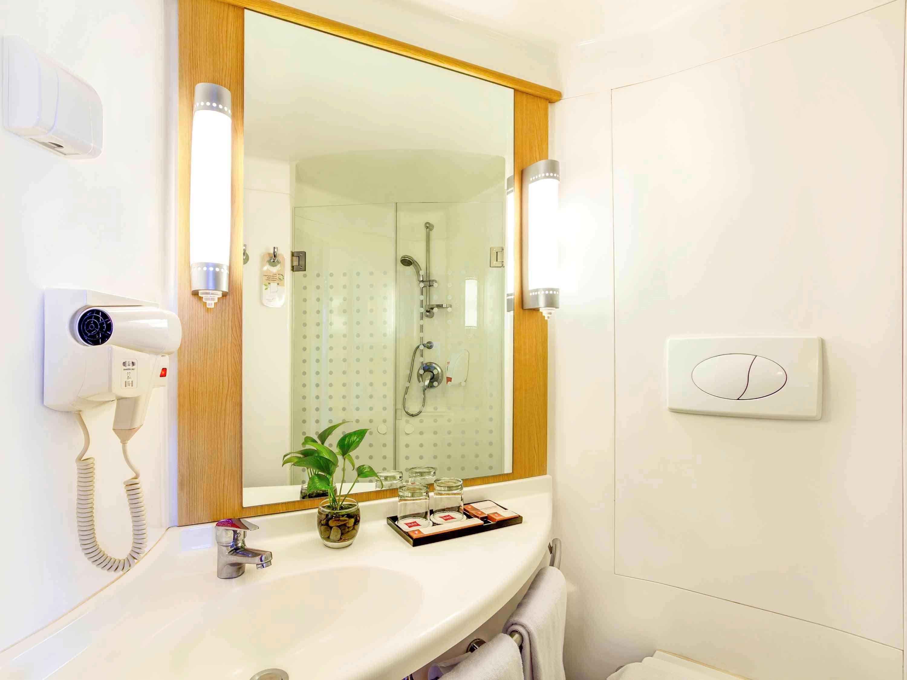 Ibis Surabaya City Center Buitenkant foto