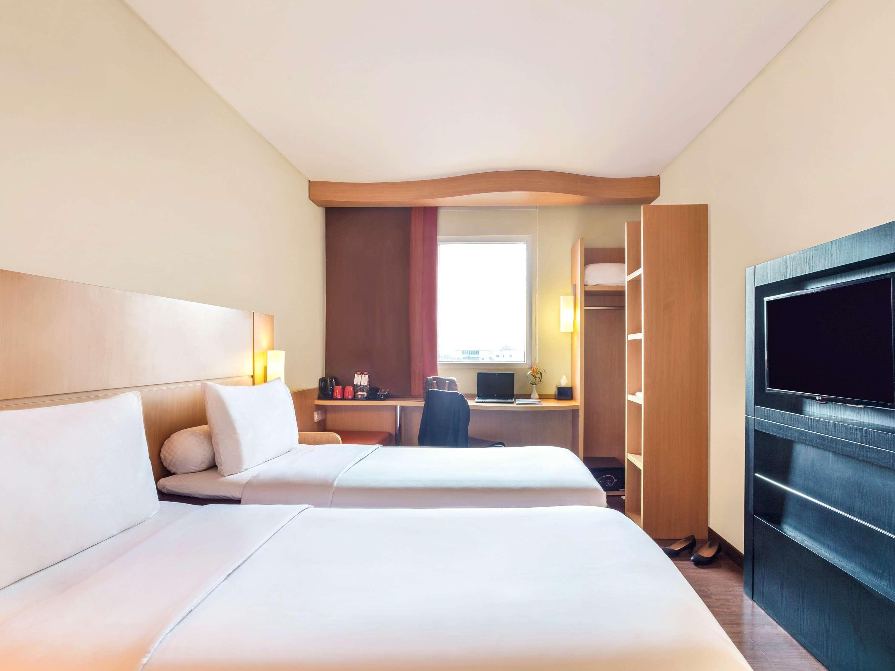 Ibis Surabaya City Center Buitenkant foto