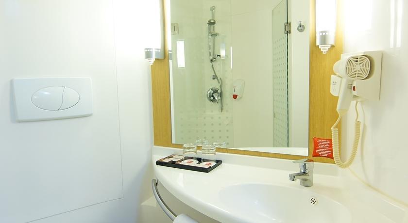 Ibis Surabaya City Center Buitenkant foto