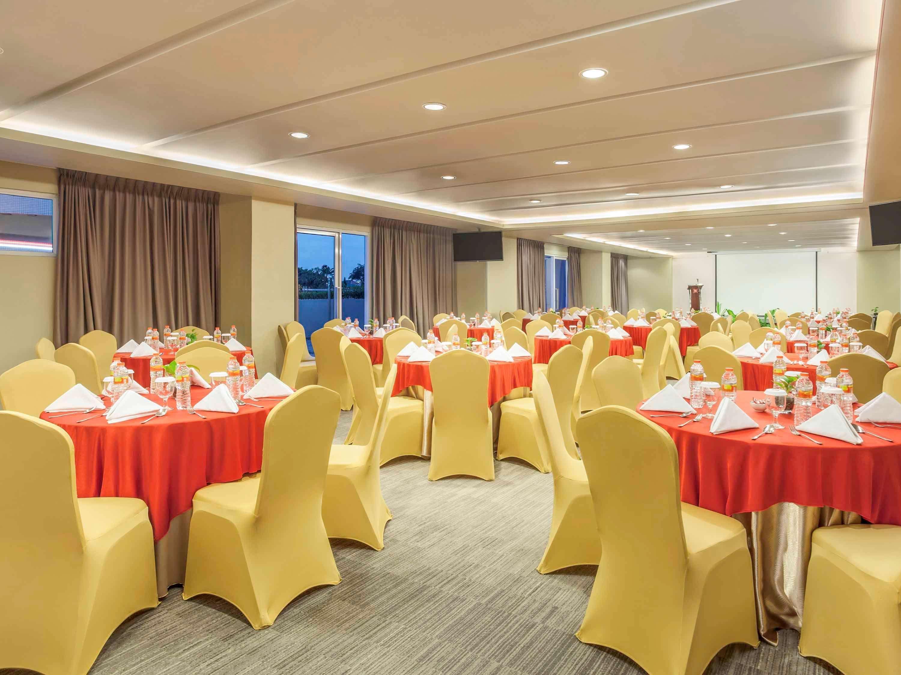 Ibis Surabaya City Center Buitenkant foto