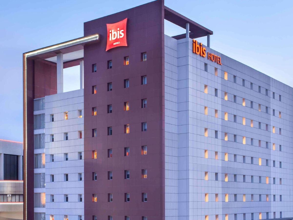 Ibis Surabaya City Center Buitenkant foto