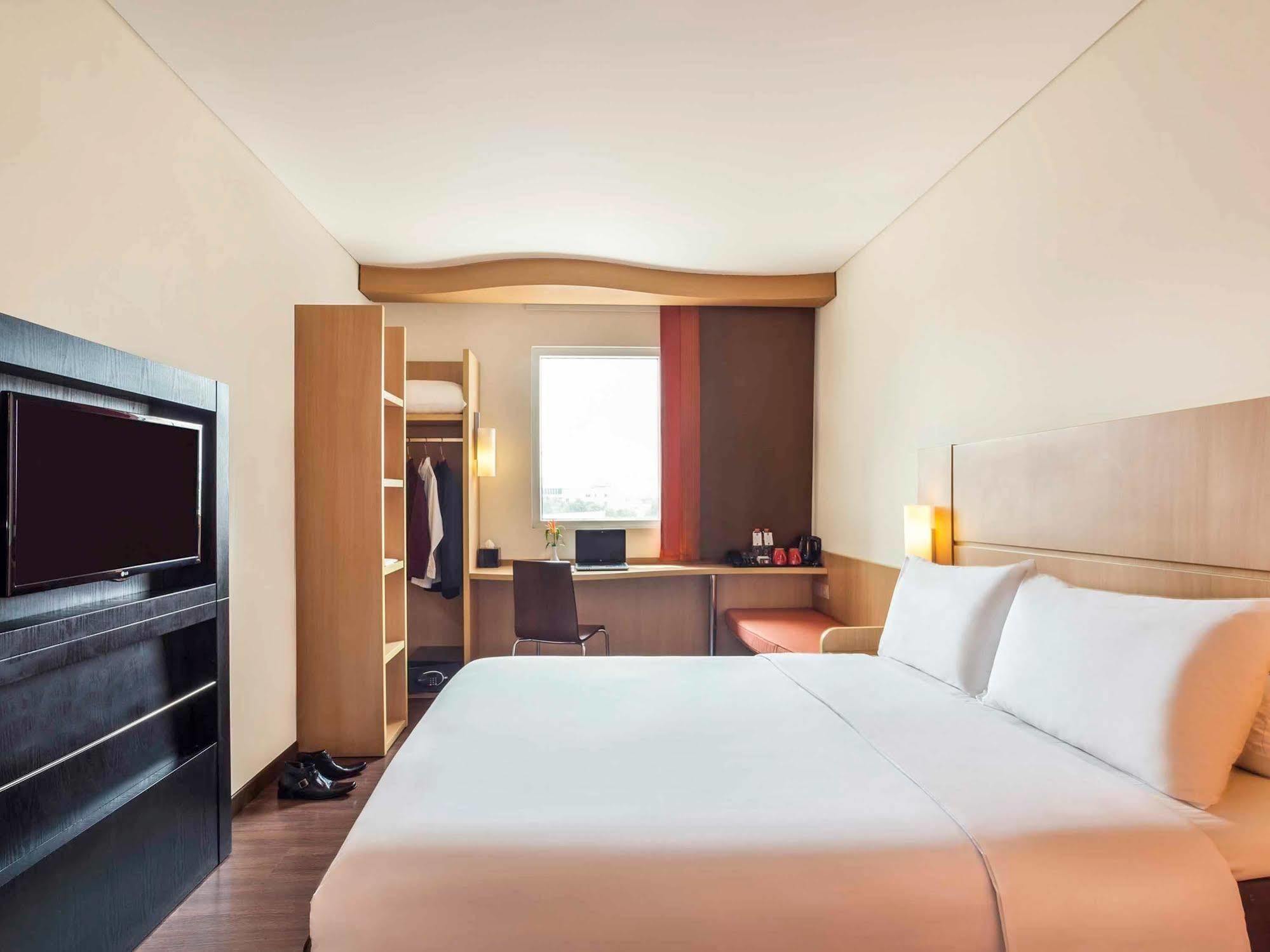 Ibis Surabaya City Center Buitenkant foto