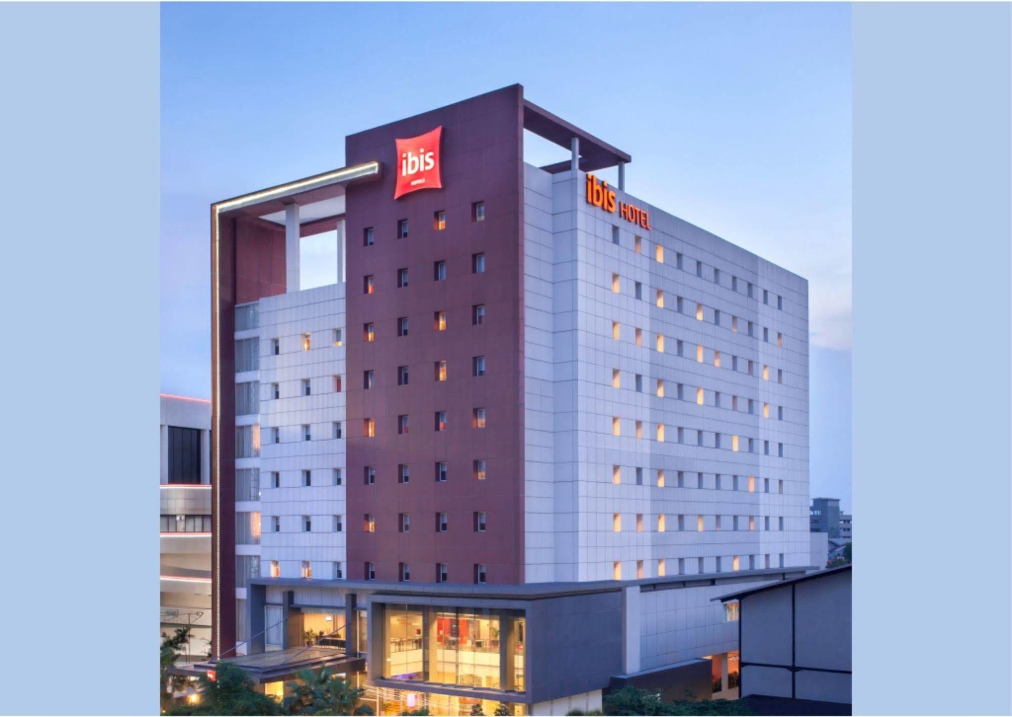 Ibis Surabaya City Center Buitenkant foto