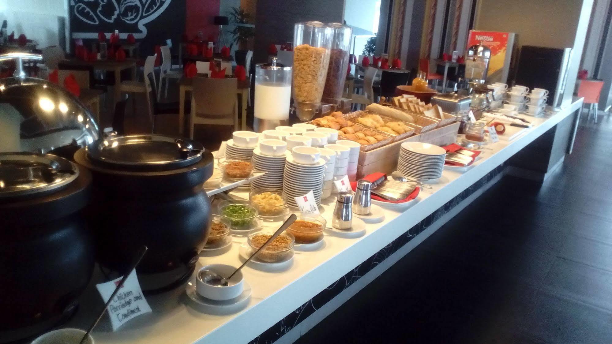 Ibis Surabaya City Center Buitenkant foto