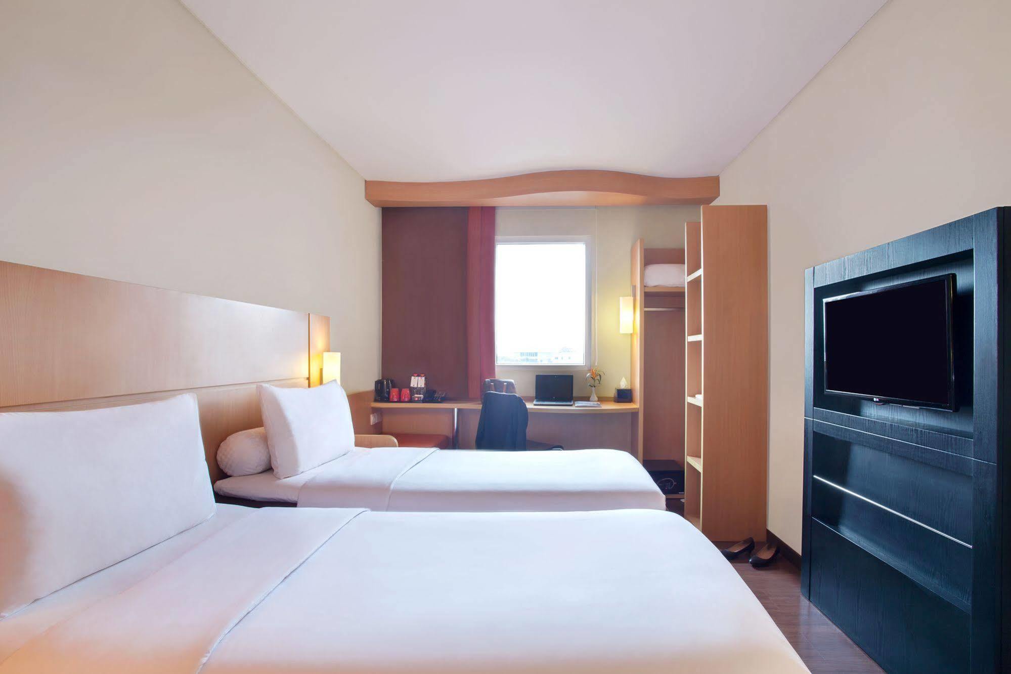 Ibis Surabaya City Center Buitenkant foto