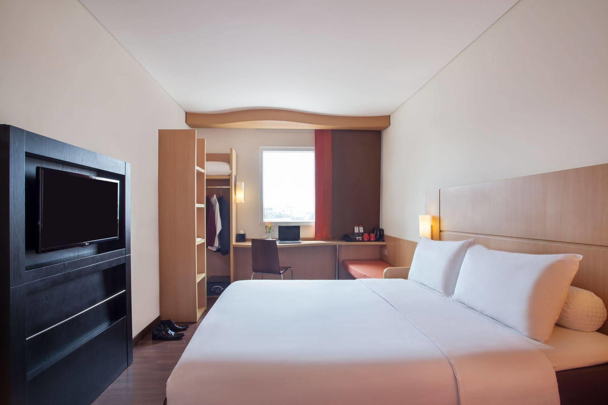 Ibis Surabaya City Center Buitenkant foto